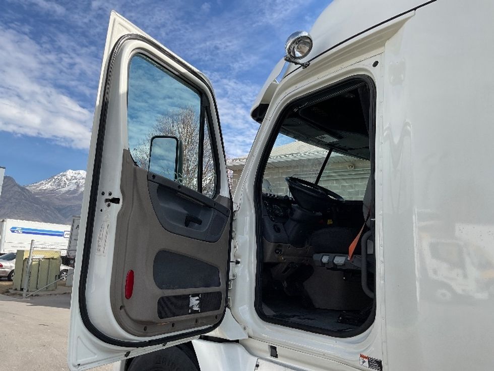 Sleeper Tractor-Heavy Duty Tractors-Freightliner-2019-Cascadia 12564ST-Salt Lake City-UT-741,113\n\t\tmiles-$ 32,000 - Image 9
