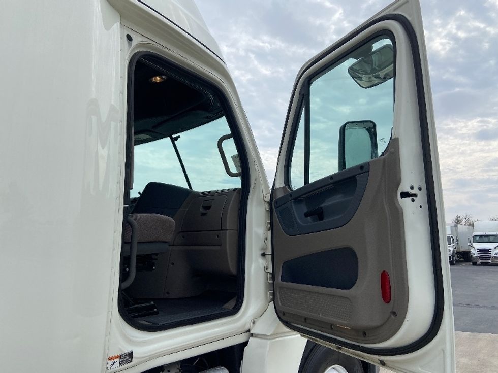Sleeper Tractor-Heavy Duty Tractors-Freightliner-2019-Cascadia 12564ST-San Antonio-TX-461,234\n\t\tmiles-$ 49,250 - Image 13