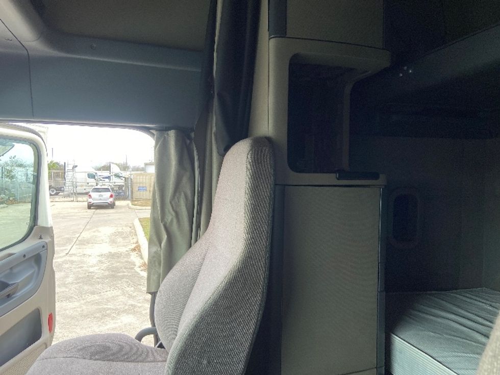 Sleeper Tractor-Heavy Duty Tractors-Freightliner-2019-Cascadia 12564ST-San Antonio-TX-461,234\n\t\tmiles-$ 49,250 - Image 19