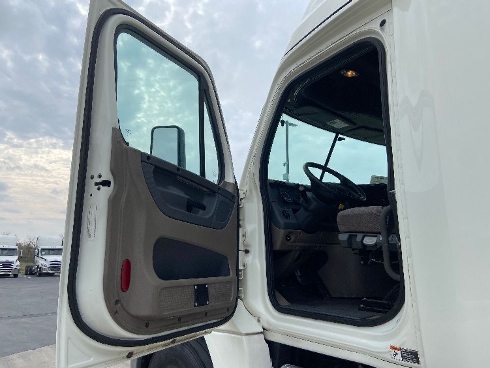 Sleeper Tractor-Heavy Duty Tractors-Freightliner-2019-Cascadia 12564ST-San Antonio-TX-461,234\n\t\tmiles-$ 49,250 - Image 9