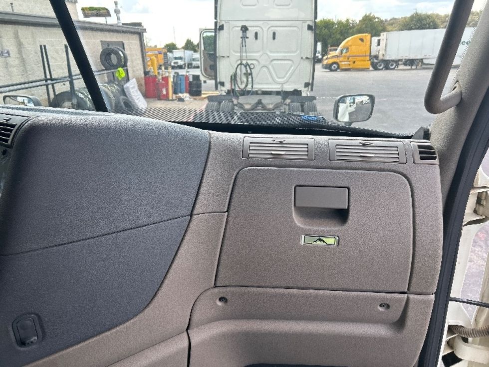 Sleeper Tractor-Heavy Duty Tractors-Freightliner-2019-Cascadia 12564ST-San Antonio-TX-608,857\n\t\tmiles-$ 46,000 - Image 14