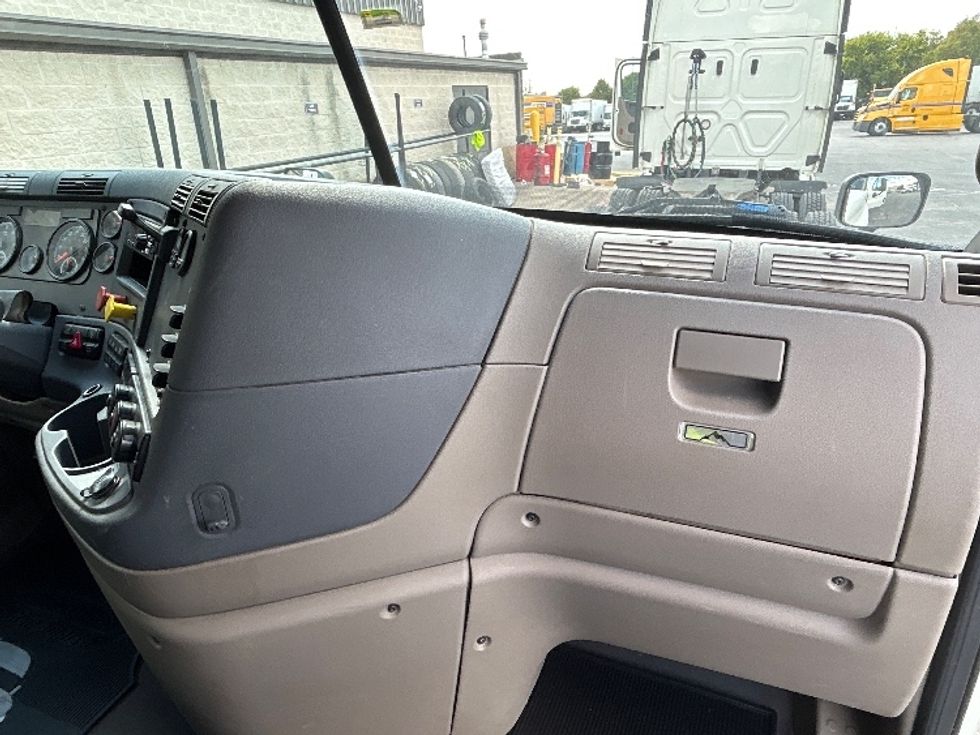 Sleeper Tractor-Heavy Duty Tractors-Freightliner-2019-Cascadia 12564ST-San Antonio-TX-608,857\n\t\tmiles-$ 46,000 - Image 15