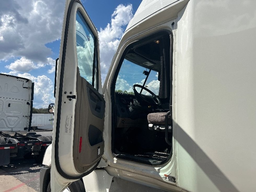 Sleeper Tractor-Heavy Duty Tractors-Freightliner-2019-Cascadia 12564ST-San Antonio-TX-608,857\n\t\tmiles-$ 46,000 - Image 9
