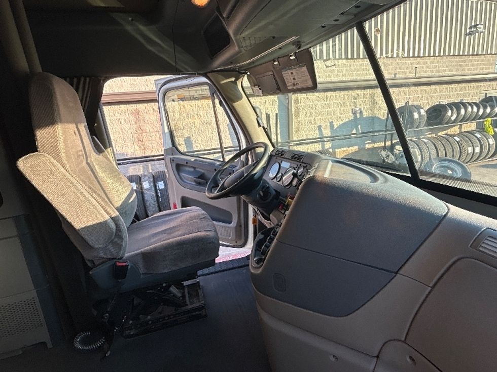 Sleeper Tractor-Heavy Duty Tractors-Freightliner-2019-Cascadia 12564ST-San Antonio-TX-612,859\n\t\tmiles-$ 45,750 - Image 15