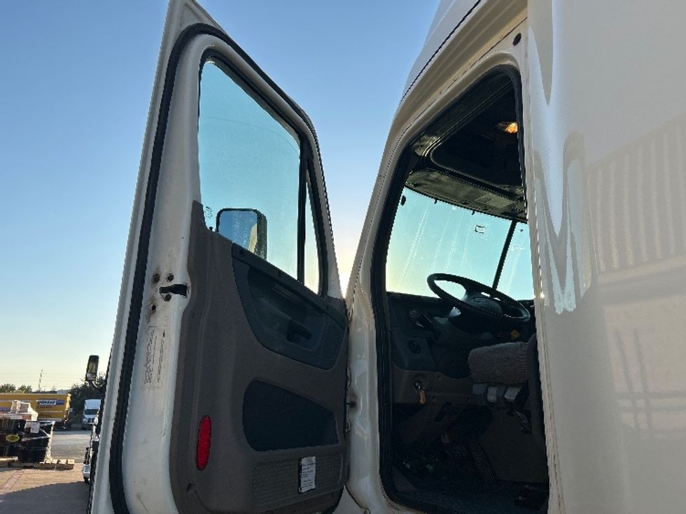 Sleeper Tractor-Heavy Duty Tractors-Freightliner-2019-Cascadia 12564ST-San Antonio-TX-612,859\n\t\tmiles-$ 45,750 - Image 9