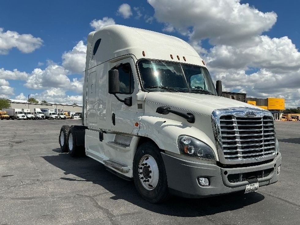 Sleeper Tractor-Heavy Duty Tractors-Freightliner-2019-Cascadia 12564ST-San Antonio-TX-655,064\n\t\tmiles-$ 42,250 - Image 1