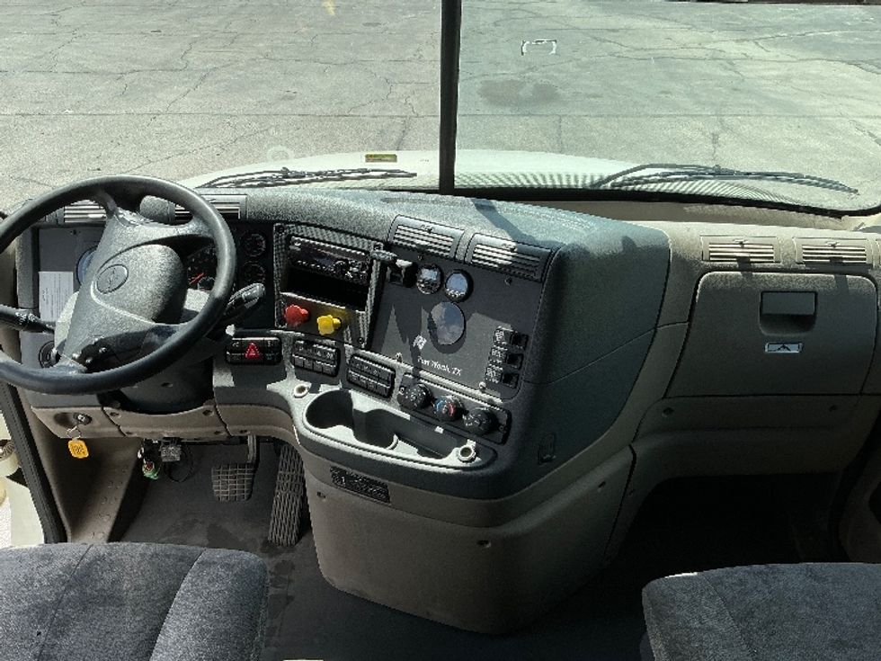 Sleeper Tractor-Heavy Duty Tractors-Freightliner-2019-Cascadia 12564ST-San Antonio-TX-655,064\n\t\tmiles-$ 42,250 - Image 12