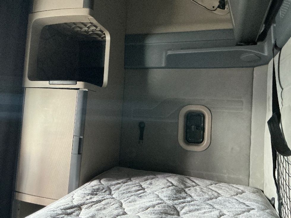Sleeper Tractor-Heavy Duty Tractors-Freightliner-2019-Cascadia 12564ST-San Antonio-TX-655,064\n\t\tmiles-$ 42,250 - Image 19