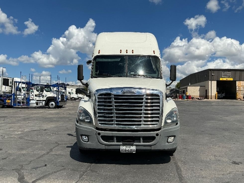 Sleeper Tractor-Heavy Duty Tractors-Freightliner-2019-Cascadia 12564ST-San Antonio-TX-655,064\n\t\tmiles-$ 42,250 - Image 2