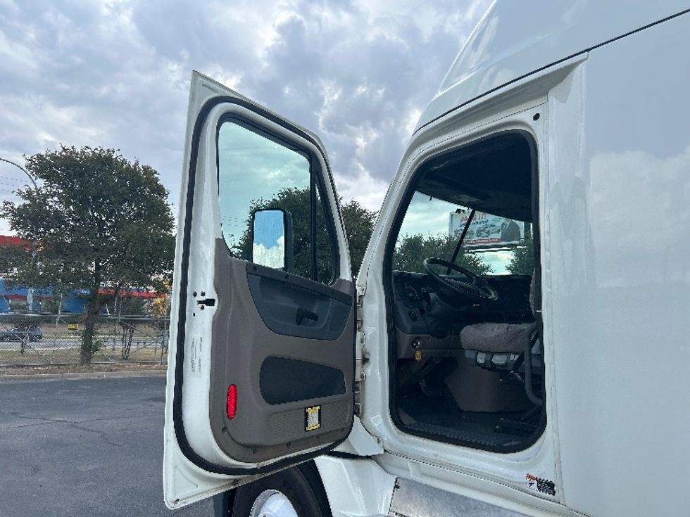 Sleeper Tractor-Heavy Duty Tractors-Freightliner-2019-Cascadia 12564ST-San Antonio-TX-687,900\n\t\tmiles-$ 40,000 - Image 9