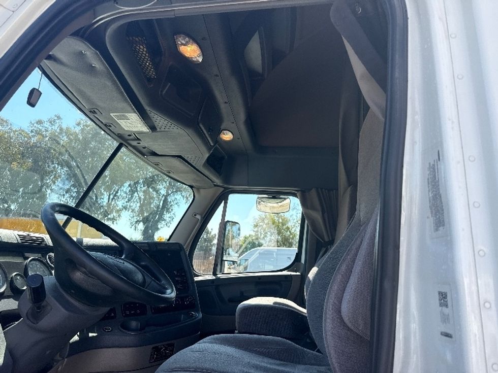 Sleeper Tractor-Heavy Duty Tractors-Freightliner-2019-Cascadia 12564ST-San Diego-CA-602,213\n\t\tmiles-$ 53,250 - Image 9