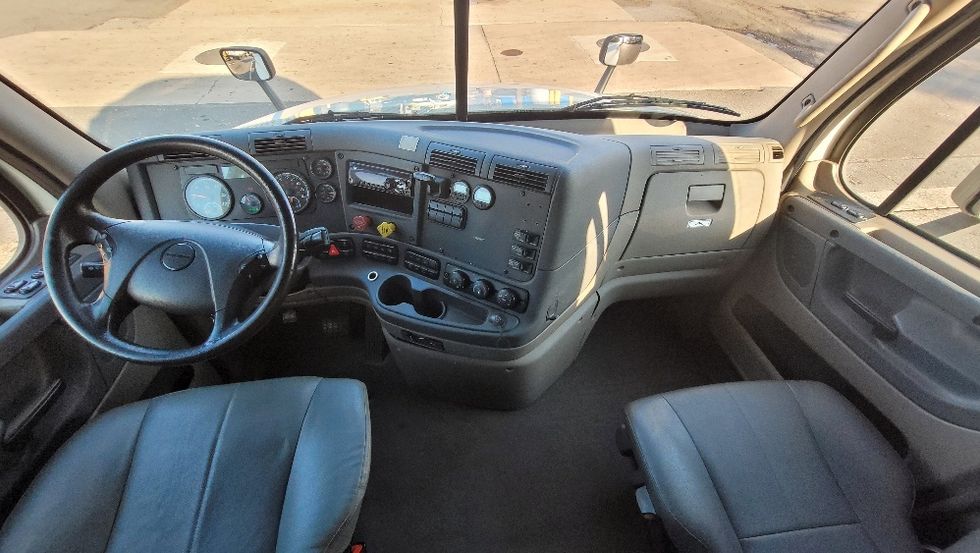 Sleeper Tractor-Heavy Duty Tractors-Freightliner-2019-Cascadia 12564ST-South Plainfield-NJ-253,643\n\t\tmiles-$ 65,500 - Image 12