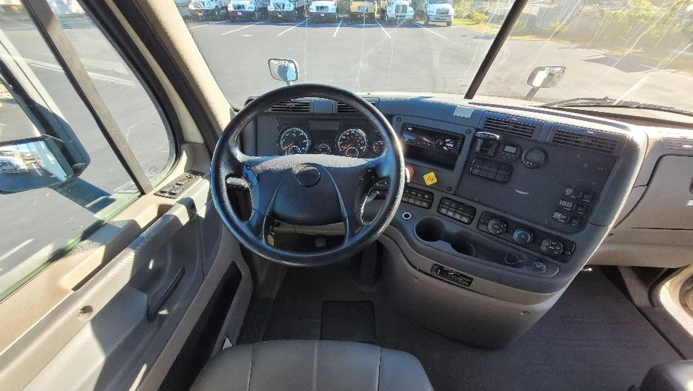 Sleeper Tractor-Heavy Duty Tractors-Freightliner-2019-Cascadia 12564ST-South Plainfield-NJ-253,643\n\t\tmiles-$ 65,500 - Image 11
