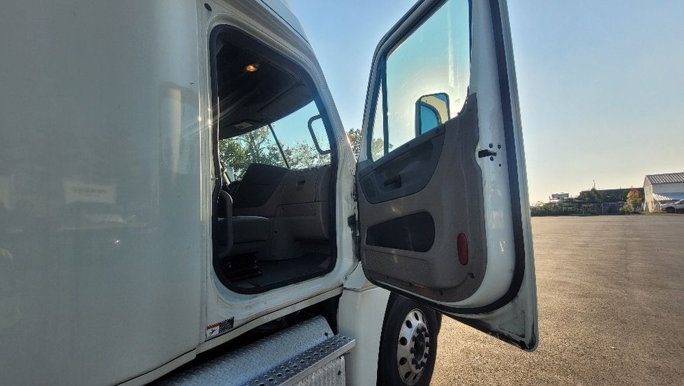 Sleeper Tractor-Heavy Duty Tractors-Freightliner-2019-Cascadia 12564ST-South Plainfield-NJ-253,643\n\t\tmiles-$ 65,500 - Image 13