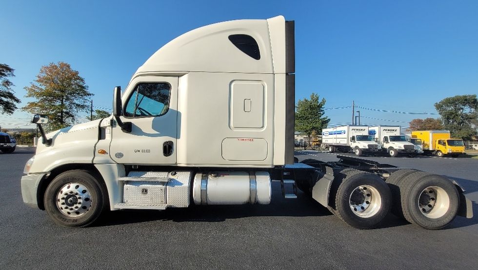 Sleeper Tractor-Heavy Duty Tractors-Freightliner-2019-Cascadia 12564ST-South Plainfield-NJ-253,643\n\t\tmiles-$ 65,500 - Image 4
