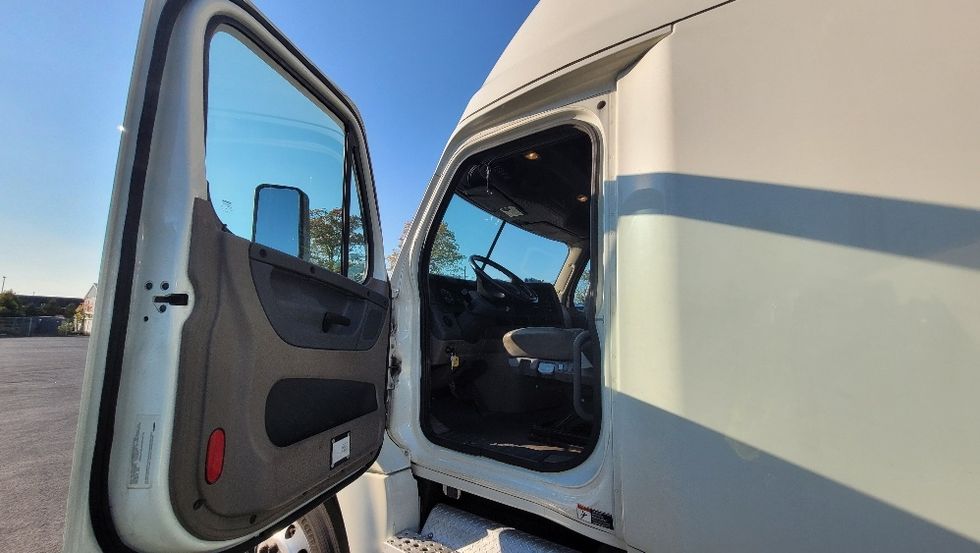 Sleeper Tractor-Heavy Duty Tractors-Freightliner-2019-Cascadia 12564ST-South Plainfield-NJ-253,643\n\t\tmiles-$ 65,500 - Image 9