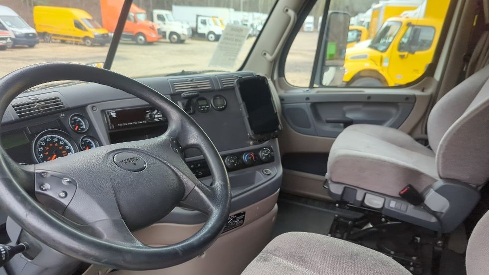 Sleeper Tractor-Heavy Duty Tractors-Freightliner-2019-Cascadia 12564ST-Suwanee-GA-579,636\n\t\tmiles-$ 43,750 - Image 10