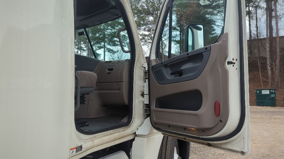 Sleeper Tractor-Heavy Duty Tractors-Freightliner-2019-Cascadia 12564ST-Suwanee-GA-579,636\n\t\tmiles-$ 43,750 - Image 13