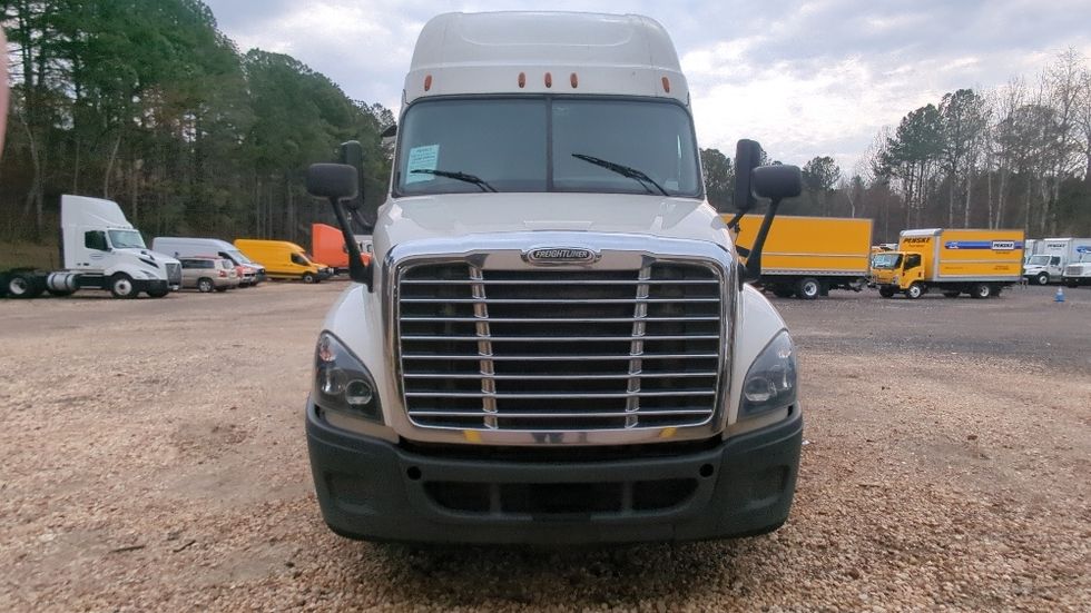 Sleeper Tractor-Heavy Duty Tractors-Freightliner-2019-Cascadia 12564ST-Suwanee-GA-579,636\n\t\tmiles-$ 43,750 - Image 2