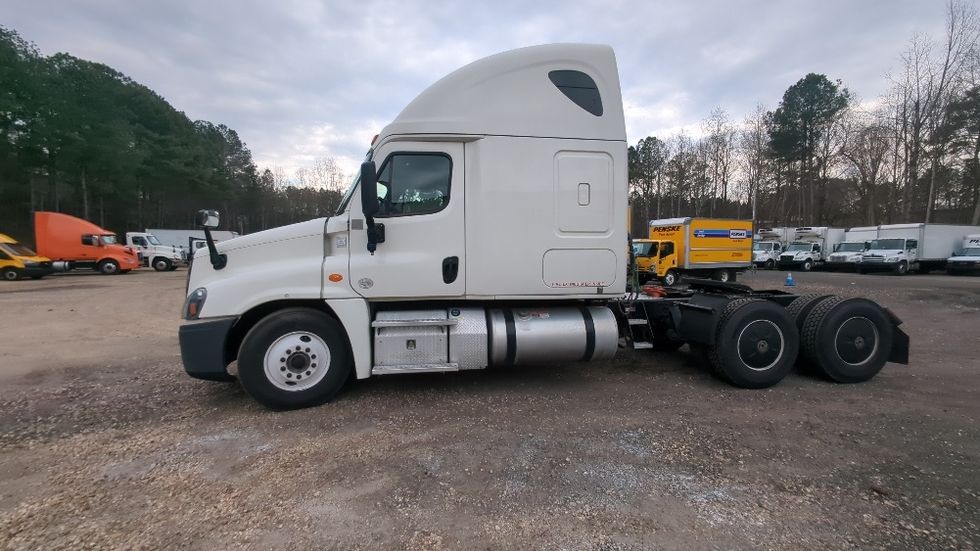 Sleeper Tractor-Heavy Duty Tractors-Freightliner-2019-Cascadia 12564ST-Suwanee-GA-579,636\n\t\tmiles-$ 43,750 - Image 4