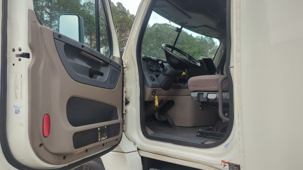 Sleeper Tractor-Heavy Duty Tractors-Freightliner-2019-Cascadia 12564ST-Suwanee-GA-579,636\n\t\tmiles-$ 43,750 - Image 9