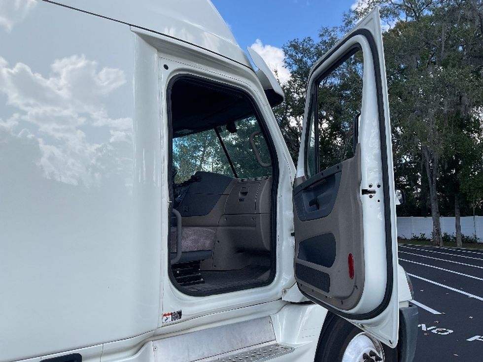 Sleeper Tractor-Heavy Duty Tractors-Freightliner-2019-Cascadia 12564ST-Tampa-FL-301,770\n\t\tmiles-$ 57,750 - Image 13