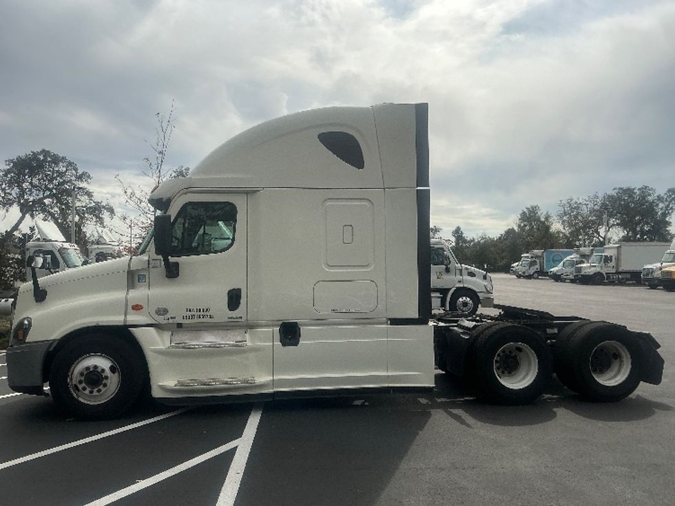 Sleeper Tractor-Heavy Duty Tractors-Freightliner-2019-Cascadia 12564ST-Tampa-FL-301,770\n\t\tmiles-$ 57,750 - Image 4
