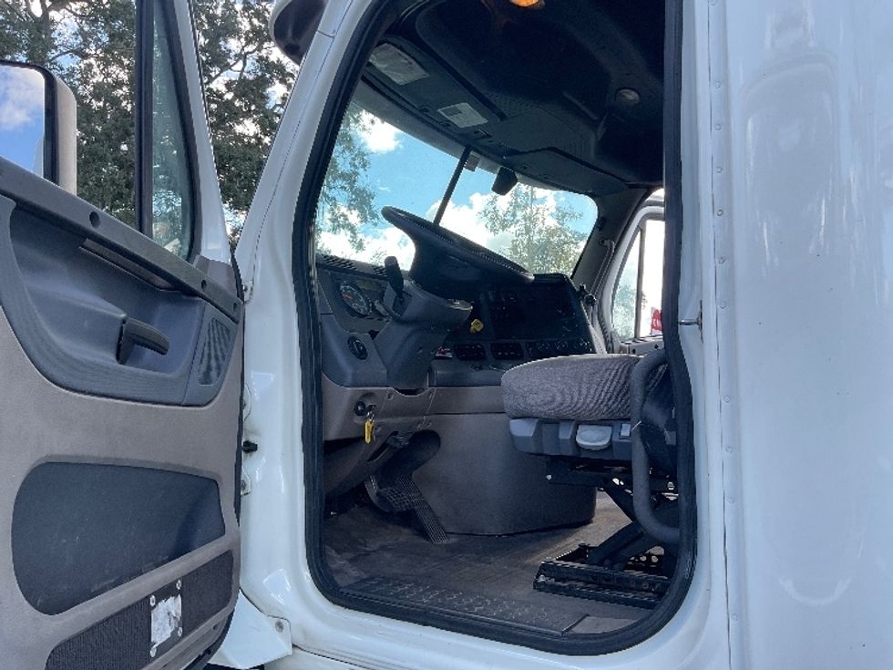 Sleeper Tractor-Heavy Duty Tractors-Freightliner-2019-Cascadia 12564ST-Tampa-FL-301,770\n\t\tmiles-$ 57,750 - Image 9