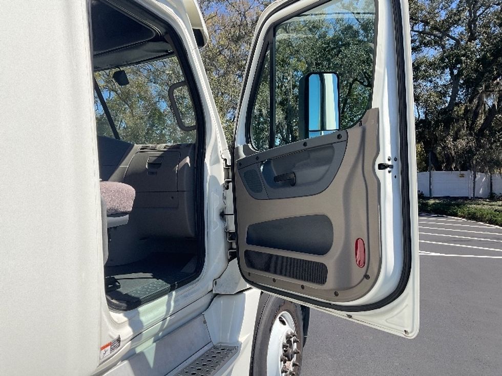 Sleeper Tractor-Heavy Duty Tractors-Freightliner-2019-Cascadia 12564ST-Tampa-FL-370,176\n\t\tmiles-$ 54,000 - Image 13