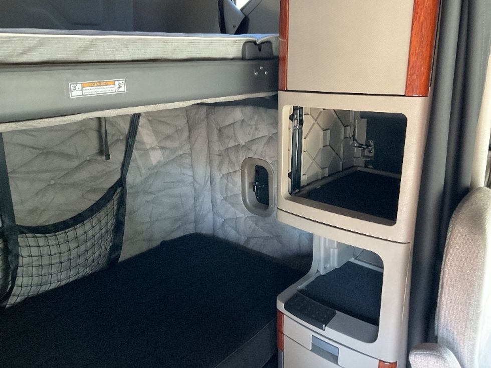 Sleeper Tractor-Heavy Duty Tractors-Freightliner-2019-Cascadia 12564ST-Tampa-FL-370,176\n\t\tmiles-$ 54,000 - Image 18