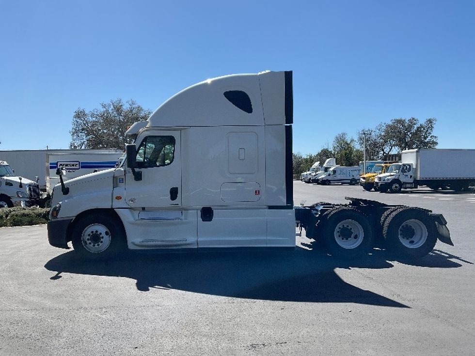 Sleeper Tractor-Heavy Duty Tractors-Freightliner-2019-Cascadia 12564ST-Tampa-FL-370,176\n\t\tmiles-$ 54,000 - Image 4