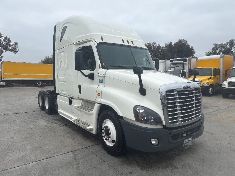 Sleeper Tractor-Heavy Duty Tractors-Freightliner-2019-Cascadia 12564ST-Torrance-CA-719,238\n\t\tmiles-$ 42,750 - Image 1