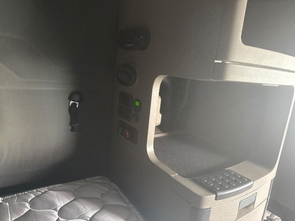 Sleeper Tractor-Heavy Duty Tractors-Freightliner-2019-Cascadia 12564ST-Torrance-CA-719,238\n\t\tmiles-$ 42,750 - Image 18