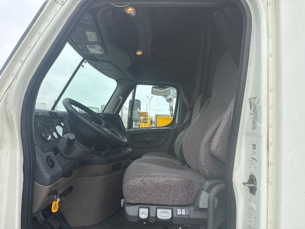 Sleeper Tractor-Heavy Duty Tractors-Freightliner-2019-Cascadia 12564ST-Torrance-CA-719,238\n\t\tmiles-$ 42,750 - Image 9