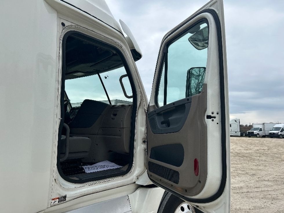 Sleeper Tractor-Heavy Duty Tractors-Freightliner-2019-Cascadia 12564ST-Valdosta-GA-470,968\n\t\tmiles-$ 44,750 - Image 13