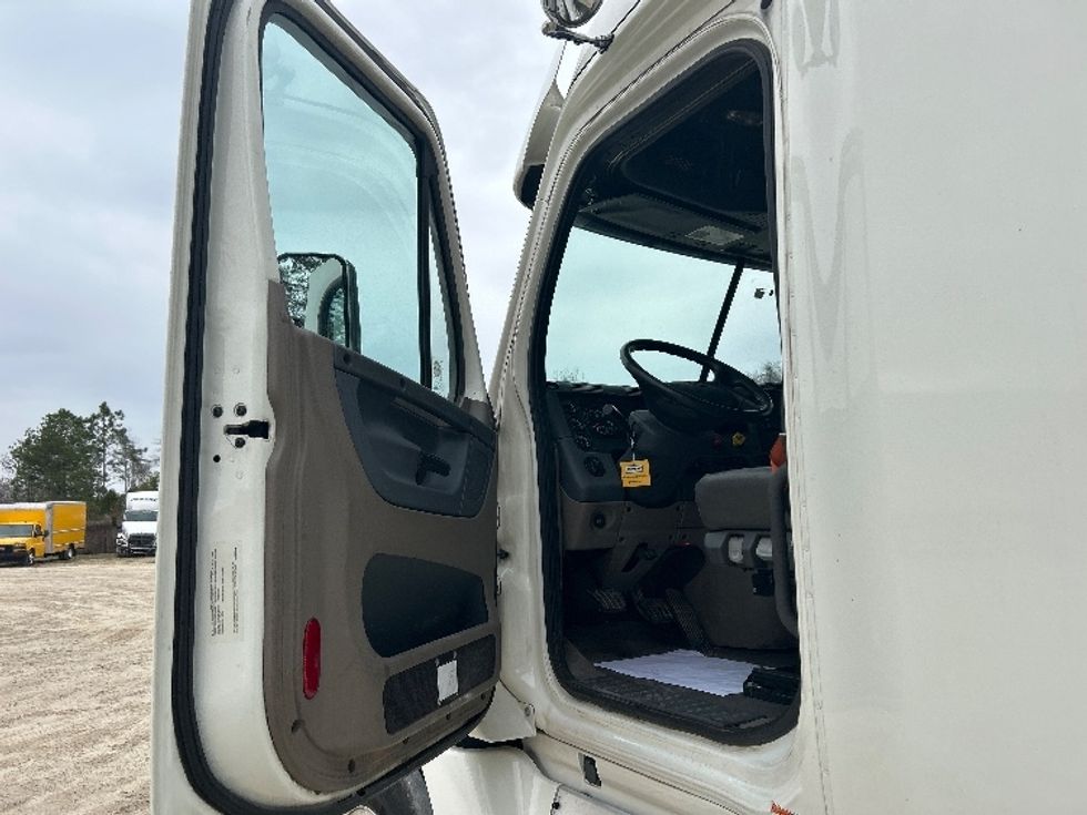 Sleeper Tractor-Heavy Duty Tractors-Freightliner-2019-Cascadia 12564ST-Valdosta-GA-470,968\n\t\tmiles-$ 44,750 - Image 9