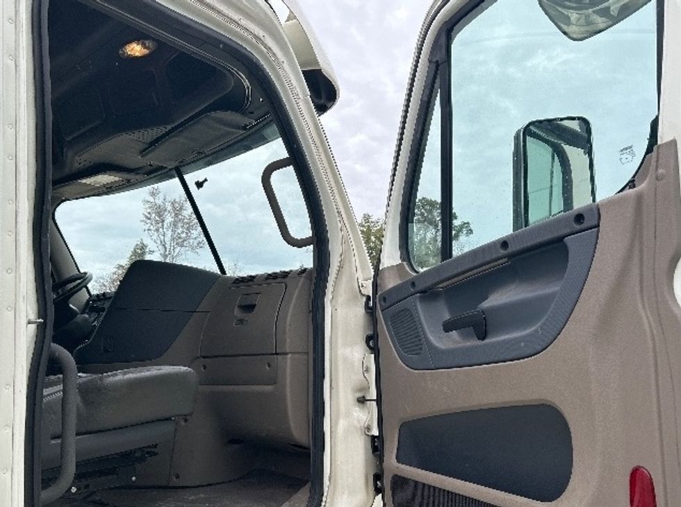 Sleeper Tractor-Heavy Duty Tractors-Freightliner-2019-Cascadia 12564ST-Valdosta-GA-678,477\n\t\tmiles-$ 34,000 - Image 13