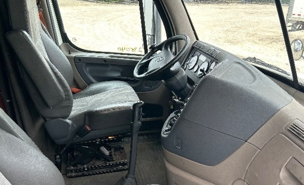 Sleeper Tractor-Heavy Duty Tractors-Freightliner-2019-Cascadia 12564ST-Valdosta-GA-678,477\n\t\tmiles-$ 34,000 - Image 14