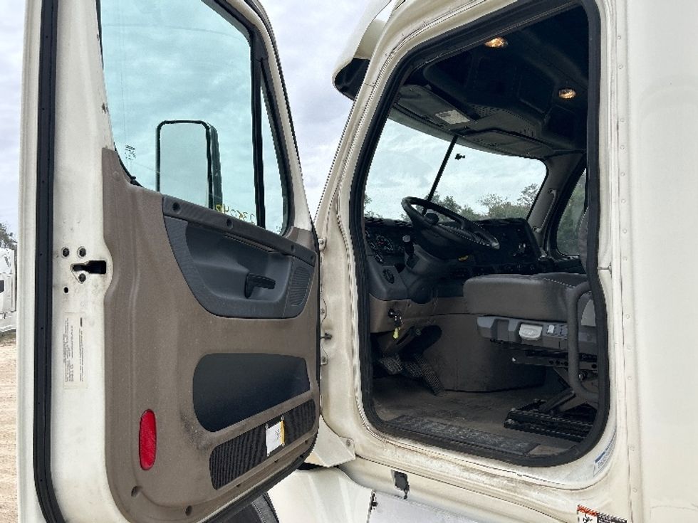 Sleeper Tractor-Heavy Duty Tractors-Freightliner-2019-Cascadia 12564ST-Valdosta-GA-678,477\n\t\tmiles-$ 34,000 - Image 6