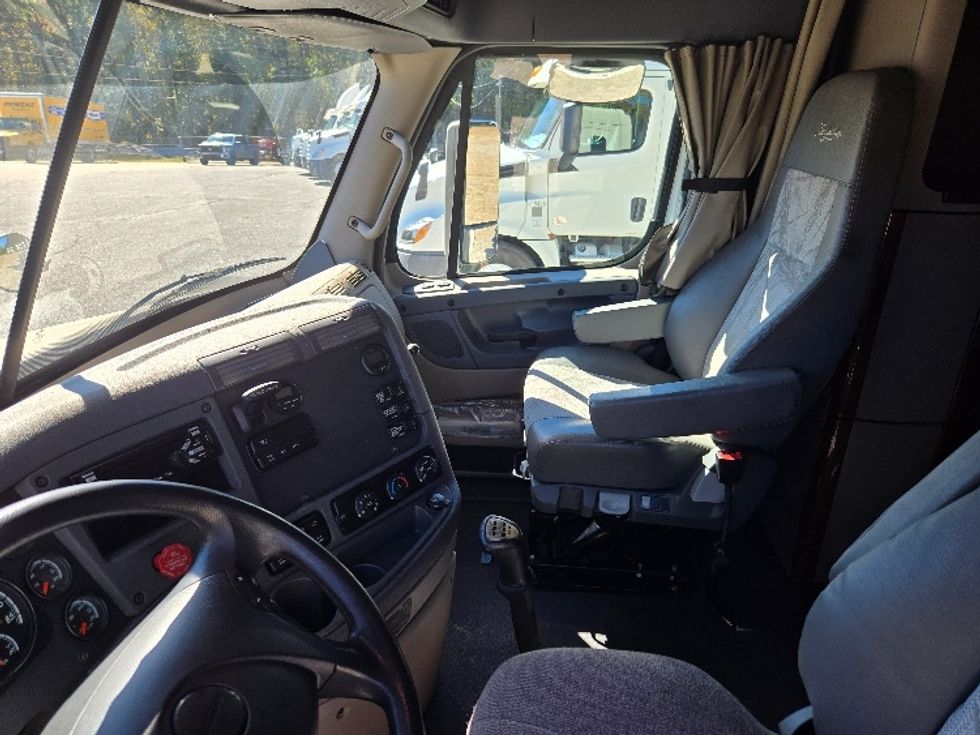 Sleeper Tractor-Heavy Duty Tractors-Freightliner-2019-Cascadia 12564ST-Villa Rica-GA-251,542\n\t\tmiles-$ 64,750 - Image 11