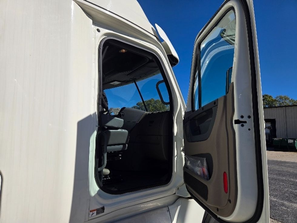 Sleeper Tractor-Heavy Duty Tractors-Freightliner-2019-Cascadia 12564ST-Villa Rica-GA-251,542\n\t\tmiles-$ 64,750 - Image 13