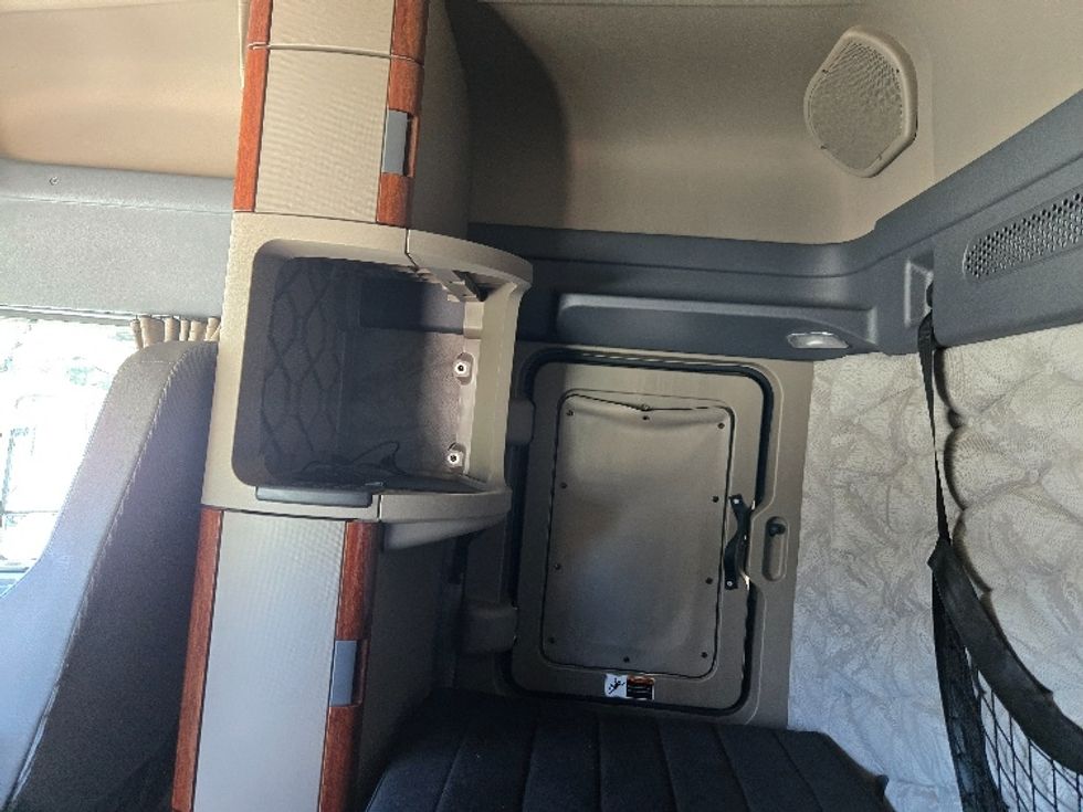 Sleeper Tractor-Heavy Duty Tractors-Freightliner-2019-Cascadia 12564ST-Villa Rica-GA-251,542\n\t\tmiles-$ 64,750 - Image 17