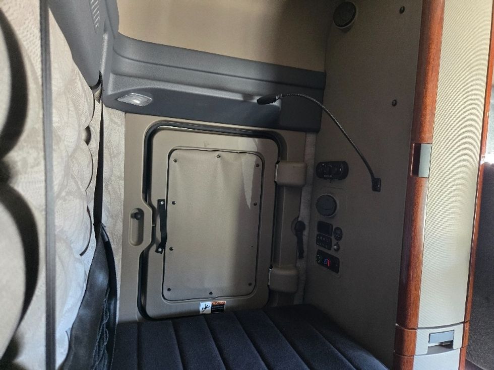 Sleeper Tractor-Heavy Duty Tractors-Freightliner-2019-Cascadia 12564ST-Villa Rica-GA-251,542\n\t\tmiles-$ 64,750 - Image 18