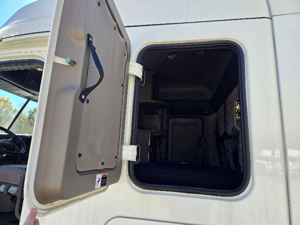 Sleeper Tractor-Heavy Duty Tractors-Freightliner-2019-Cascadia 12564ST-Villa Rica-GA-251,542\n\t\tmiles-$ 64,750 - Image 22