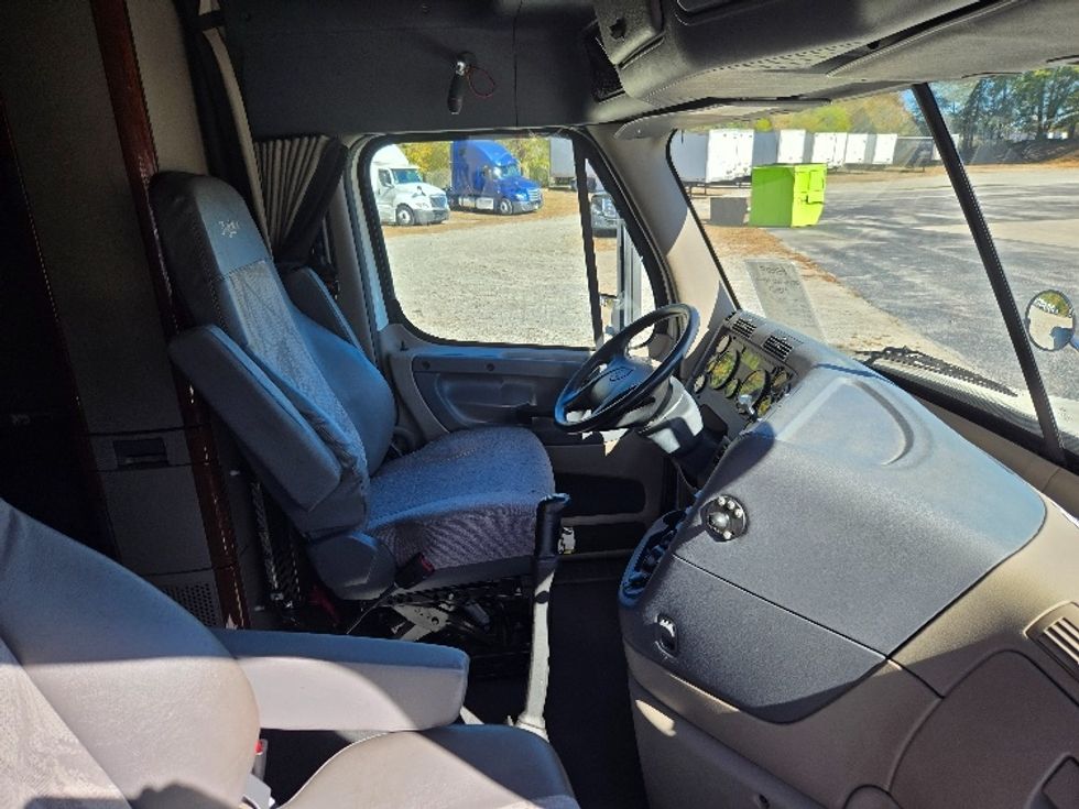 Sleeper Tractor-Heavy Duty Tractors-Freightliner-2019-Cascadia 12564ST-Villa Rica-GA-251,542\n\t\tmiles-$ 64,750 - Image 25