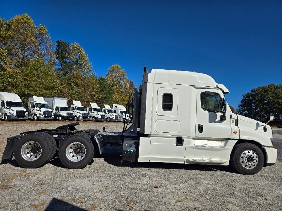 Sleeper Tractor-Heavy Duty Tractors-Freightliner-2019-Cascadia 12564ST-Villa Rica-GA-251,542\n\t\tmiles-$ 64,750 - Image 8