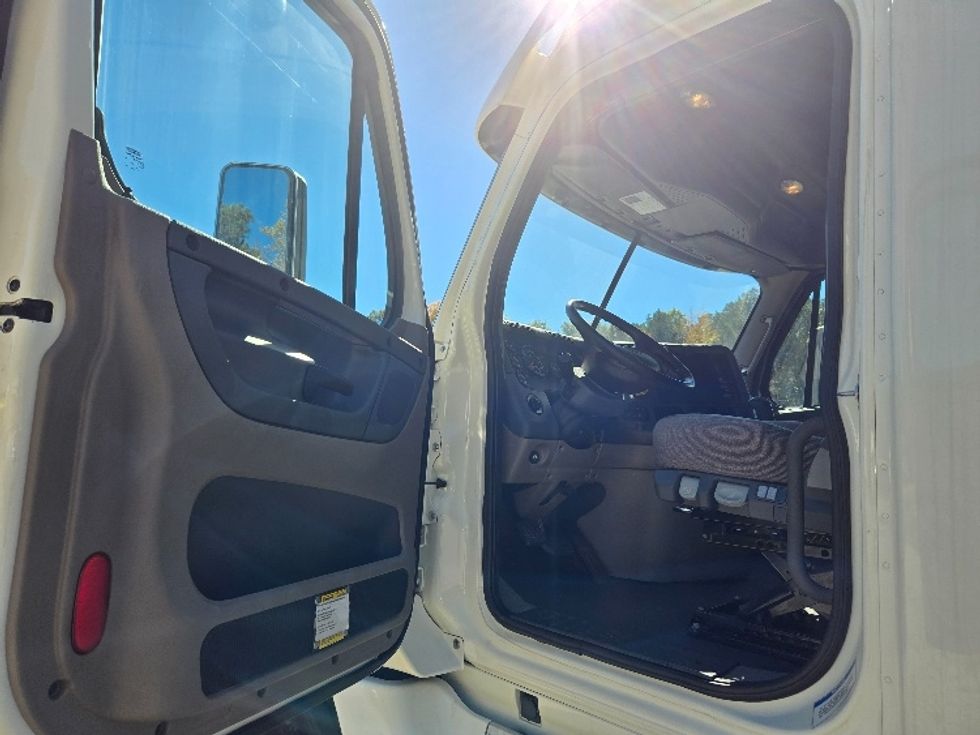 Sleeper Tractor-Heavy Duty Tractors-Freightliner-2019-Cascadia 12564ST-Villa Rica-GA-251,542\n\t\tmiles-$ 64,750 - Image 9