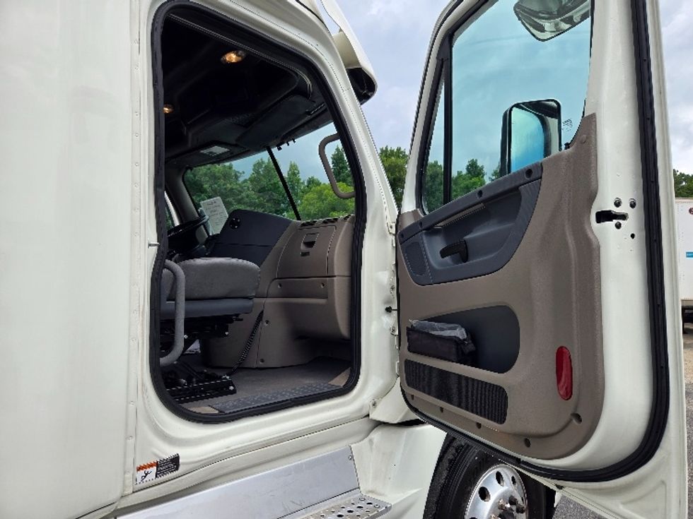 Sleeper Tractor-Heavy Duty Tractors-Freightliner-2019-Cascadia 12564ST-Villa Rica-GA-530,128\n\t\tmiles-$ 50,500 - Image 12