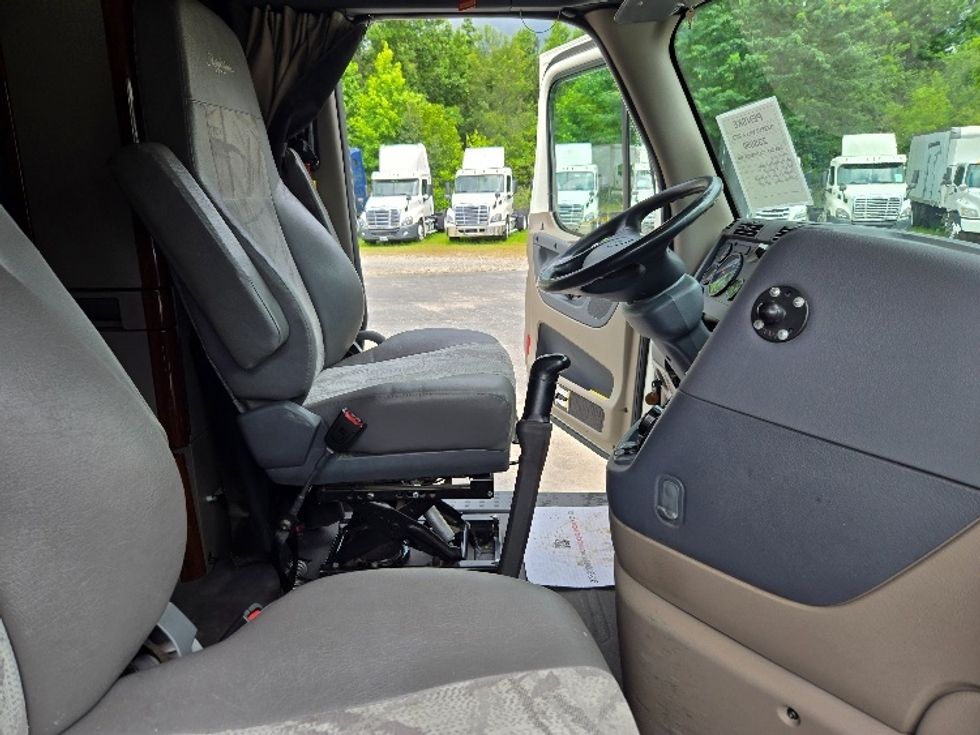 Sleeper Tractor-Heavy Duty Tractors-Freightliner-2019-Cascadia 12564ST-Villa Rica-GA-530,128\n\t\tmiles-$ 50,500 - Image 14