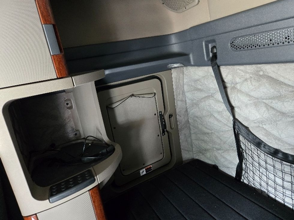 Sleeper Tractor-Heavy Duty Tractors-Freightliner-2019-Cascadia 12564ST-Villa Rica-GA-530,128\n\t\tmiles-$ 50,500 - Image 17